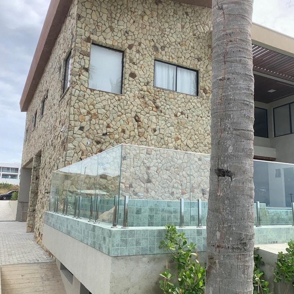 Terraço com guarda-corpo de vidro